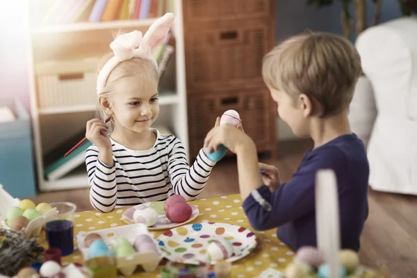 Kinderen schilderij paaseieren — Stockfoto