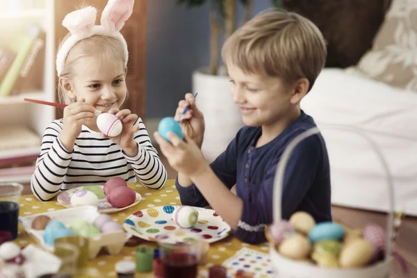 Little kids during the painting eggs — Stock Photo, Image