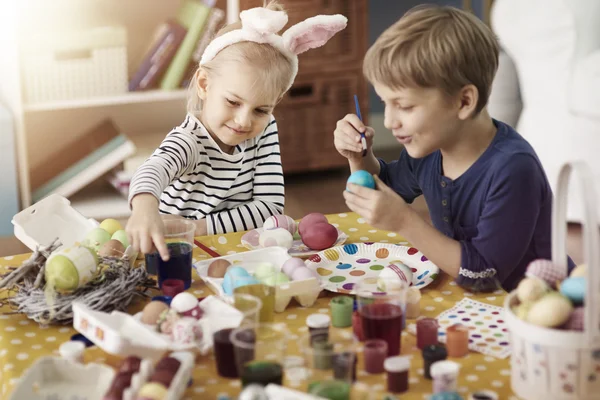 Kinderen schilderij paaseieren — Stockfoto