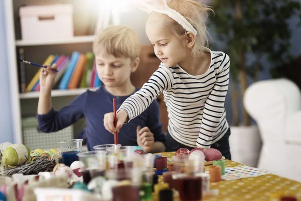 Kinderen schilderij paaseieren — Stockfoto