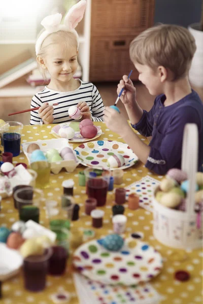 Niños pintando huevos de Pascua —  Fotos de Stock