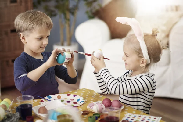 Kinderen vergelijken de paaseieren — Stockfoto