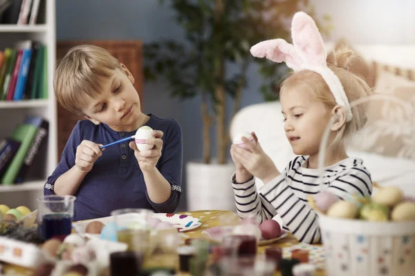 Kinderen eieren schilderen voor de Pasen — Stockfoto