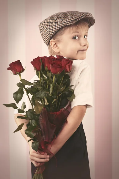 Menino retro com buquê de rosas — Fotografia de Stock