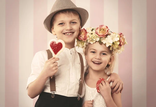 Crianças retro segurando doces — Fotografia de Stock