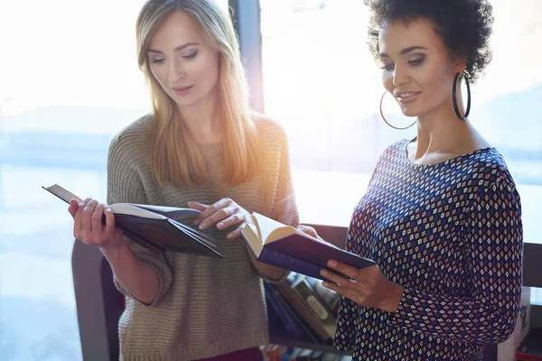 Las mujeres pasan tiempo en la biblioteca — Foto de Stock