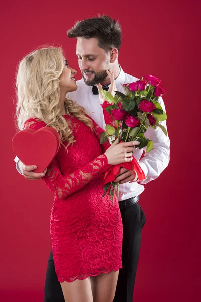 Couple with bouquet of roses — Stock Photo, Image