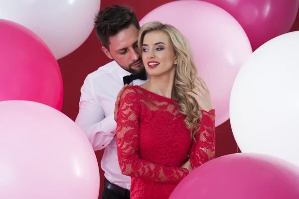 Coule tussen roze en rode ballonnen — Stockfoto