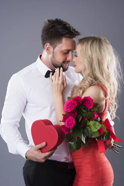 Hombre dando a su mujer soñado regalo — Foto de Stock