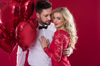 Kırmızı kalp balon şeklinde Çift