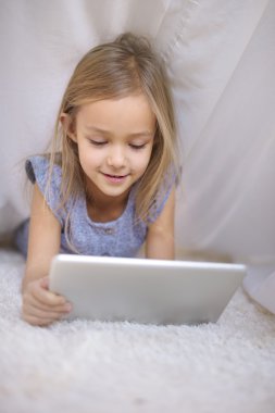 Dijital tablet kullanan kız