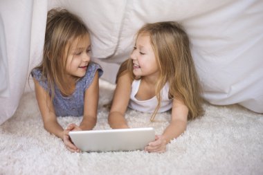 Dijital tablet tarama kızlar