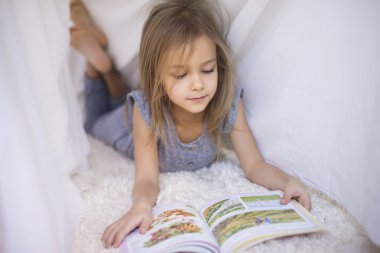 Kız favori kitap okumak