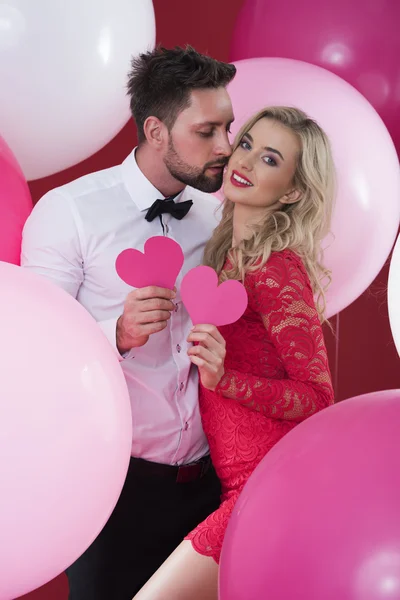 Hombre y mujer entre globos — Foto de Stock