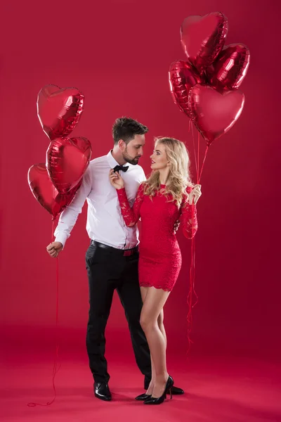 Echtpaar met Rode hartvormige ballonnen — Stockfoto
