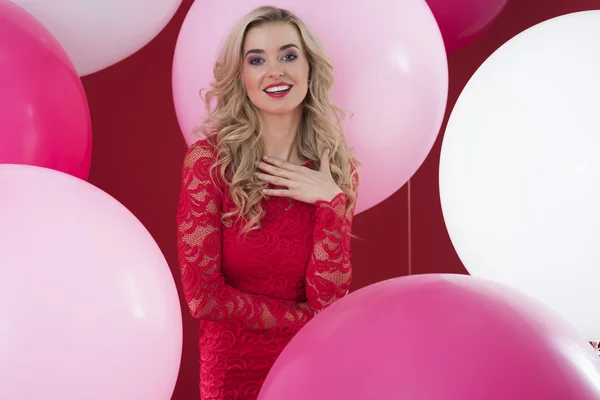 Mulher vestida com vestido de renda romântica — Fotografia de Stock