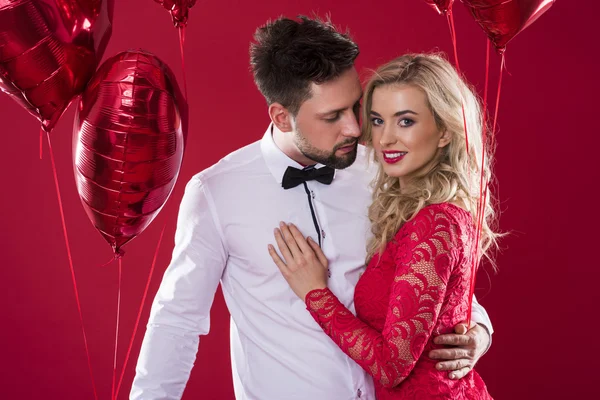 Echtpaar met Rode hartvormige ballonnen — Stockfoto