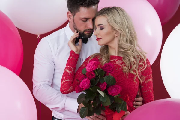 Hombre abrazando a mujer con rosas rojas — Foto de Stock