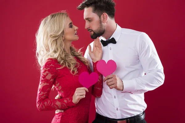 Casal segurando corações de papel — Fotografia de Stock