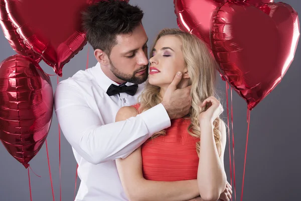 Adam ve onun kadın kırmızı balonlar ile — Stok fotoğraf