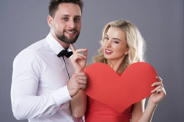 Uomo e donna con cuore di carta — Foto Stock