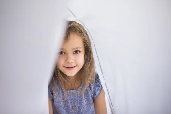 Menina se divertindo em seu abrigo — Fotografia de Stock