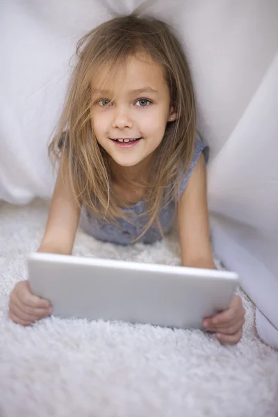 Linda chica sosteniendo una tableta digital — Foto de Stock
