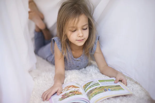 Chica leyendo libro favorito — Foto de Stock