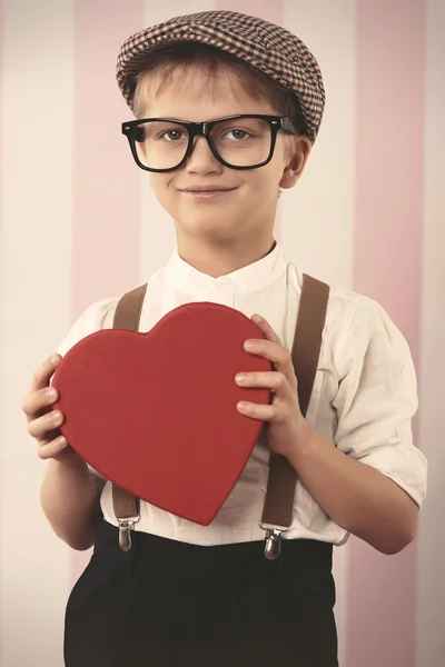 男孩抱着红色心标志 — 图库照片