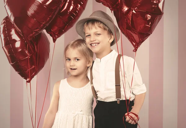 Casal bonito com balões vermelhos — Fotografia de Stock