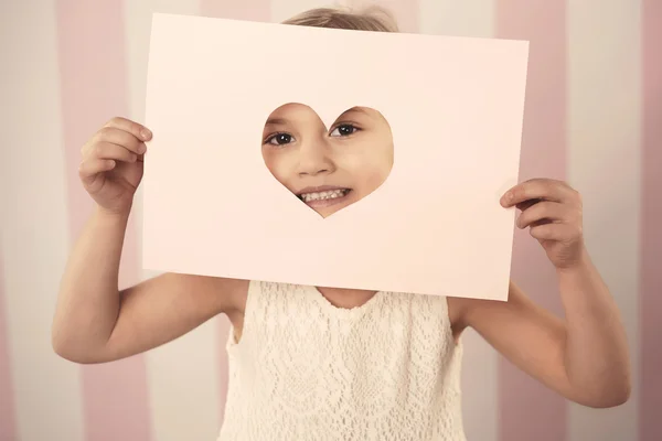 Маленькая девочка с карточкой на День Святого Валентина — стоковое фото