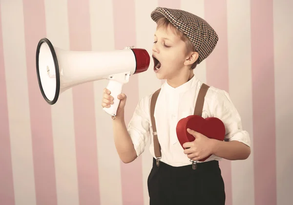 Jongen met rood hart vormige vak — Stockfoto