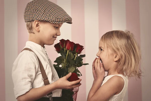 Homem dando um monte de rosas para sua menina — Fotografia de Stock