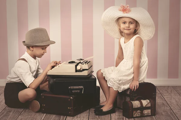 Meisje te wachten voor een romantische brief — Stockfoto