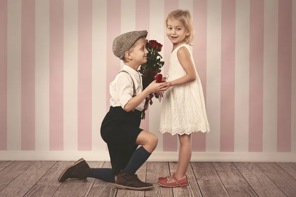 Enfants avec bouquet de roses rouges — Photo