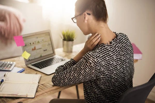 Mujer ocupada en el escritorio — Foto de Stock