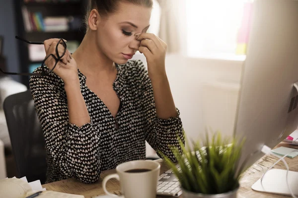 Trött kvinna efter jobbet — Stockfoto