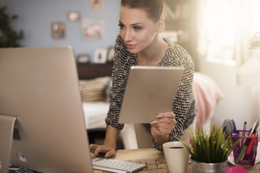 Kadın bilgisayardaki verileri karşılaştırma