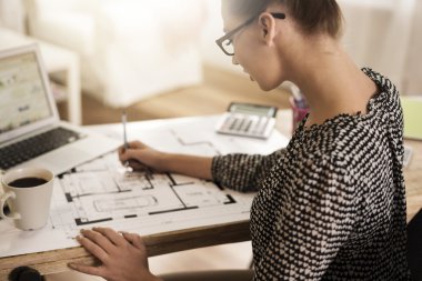 Evde çalışan kadın.