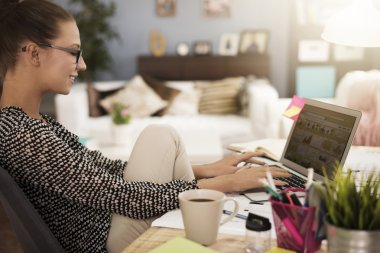 rahat pozisyonda oturan kadın