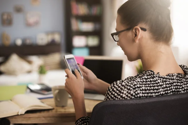 Mujer enviar noticias en el teléfono móvil — Foto de Stock