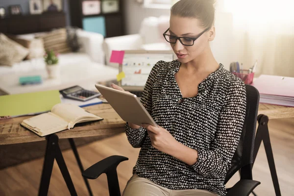 Mujer trabajando en la tableta digital — Foto de Stock