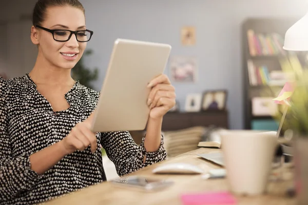 Femme vérifiant les données sur tablette numérique — Photo