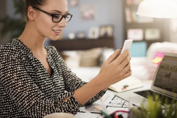 Mujer usando teléfono móvil — Foto de Stock