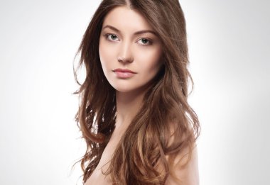 Uzun kahverengi saçlı doğal kadın