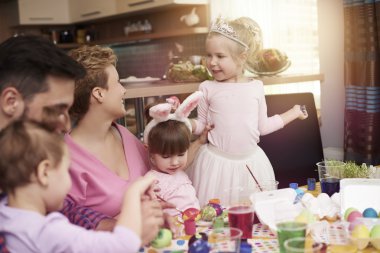 Aile Paskalya için hazırlanıyor