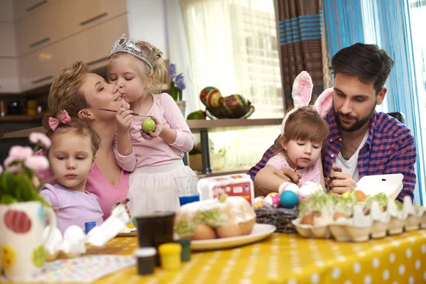 Familjen förbereder sig för påsk — Stockfoto