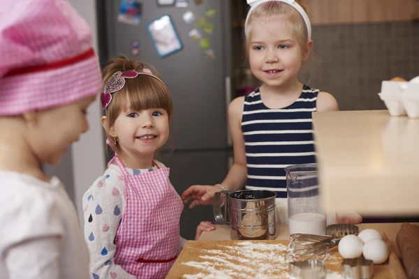 Systrarna baka cookies — Stockfoto