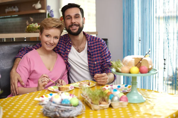 Matrimonio allegro in cucina — Foto Stock