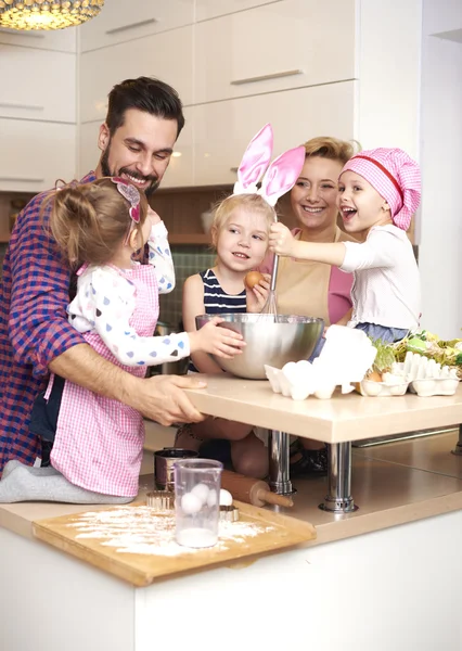 Toda a família ocupada na cozinha — Fotografia de Stock